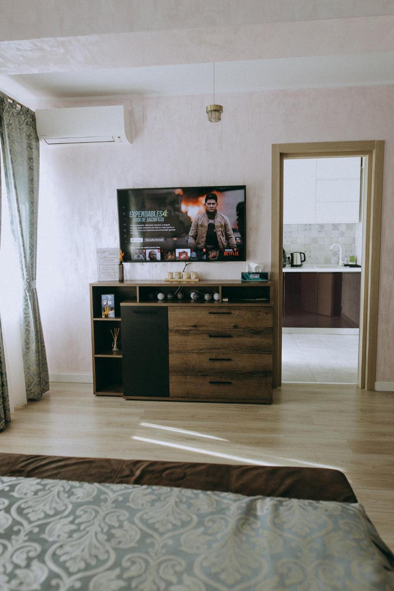 Dina Lux *